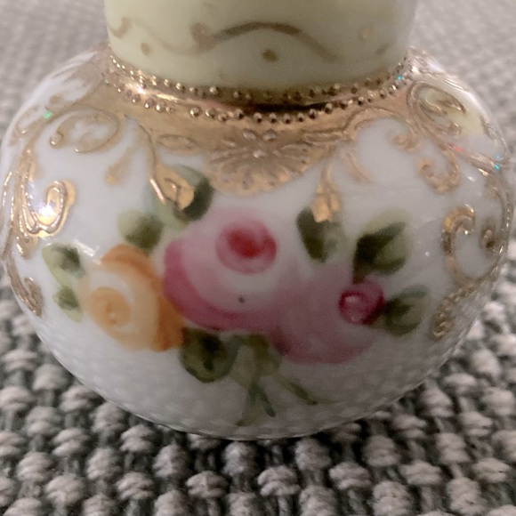 Antique Victorian salt 🧂 and pepper shakers - Picture 6 of 6